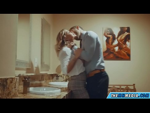 ❤️ Når en barmfagre blondine forfører dig på et offentligt toilet ️ Hjemmelavet porno at da.pornobot.ru ❌